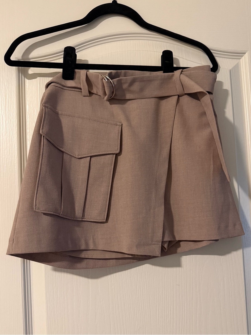 High-Waist Utility Pocket Women’s skort in Taupe